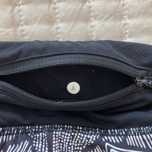 Printed Lululemon shorts, size 8 - Picture 4 of 5